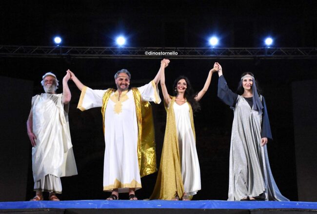 Sold out al Cortile Platamone e applausi a scena aperta per Salvatore Guglielmino protagonista per il Teatro Massimo Bellini in “Orfeo sulla sponda del fiume nero”