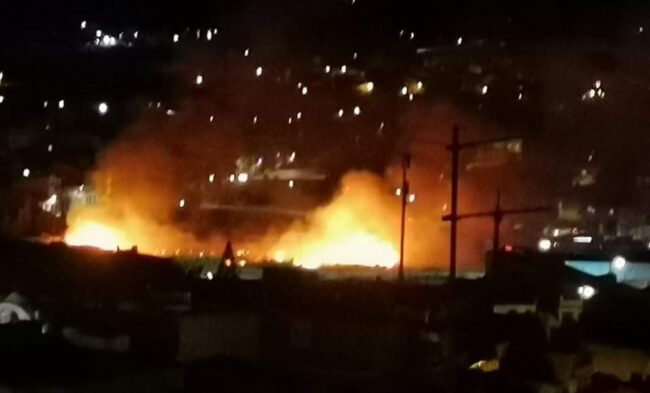 Maxi incendio a Licata, fiamme visibili a grande distanza e cenere invade quartiere Africano