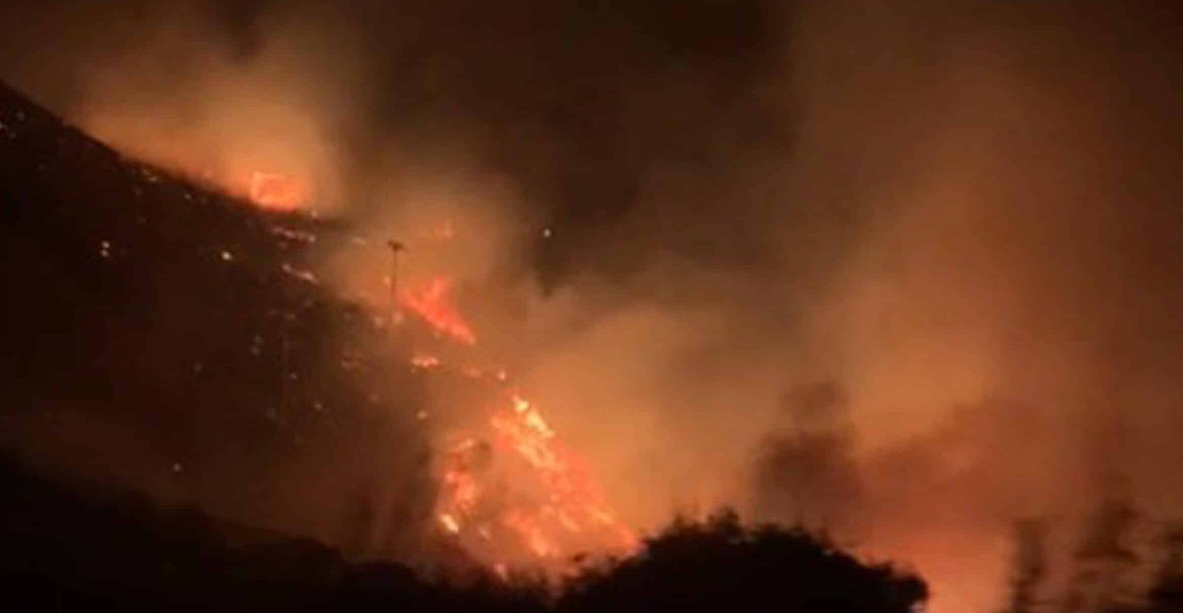 Maxi incendio a Pantelleria: in fuga i turisti ed evacuate le abitazioni, tra cui quella di Giorgio Armani