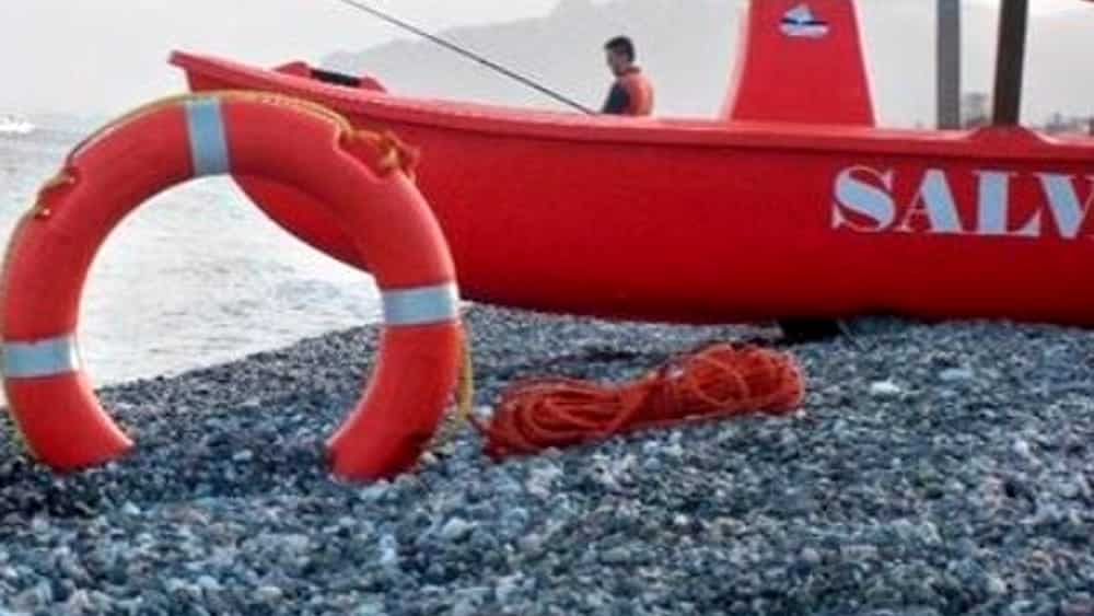 Si sfiora la tragedia in spiaggia, due bimbi rischiano di annegare: salvati dai bagnini