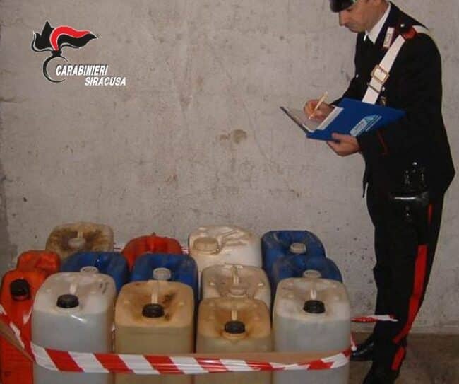 Ruba gasolio dai serbatoi degli autobus, ai domiciliari un giovane ladro 26enne
