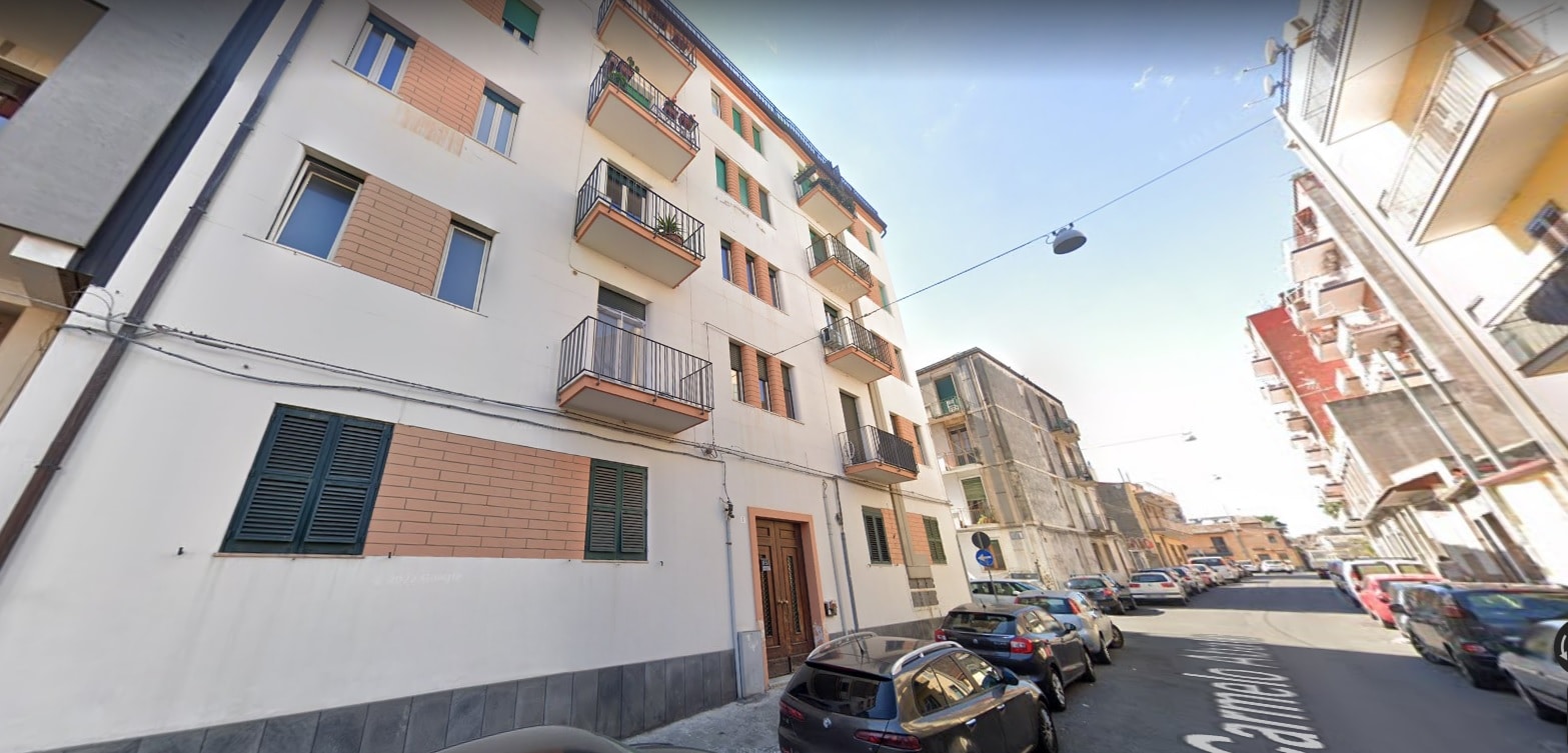 Esplosione per una fuga di gas in pieno centro a Catania: feriti quattro vigili del fuoco