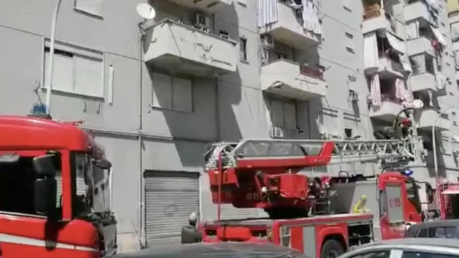 Incendio e paura in un’abitazione, due ragazzi rimangono intrappolati in stanza chiusa da porta blindata
