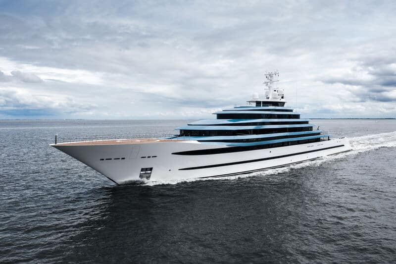 Baia di Taormina, yacht “Kaos” super lussuoso dà spettacolo
