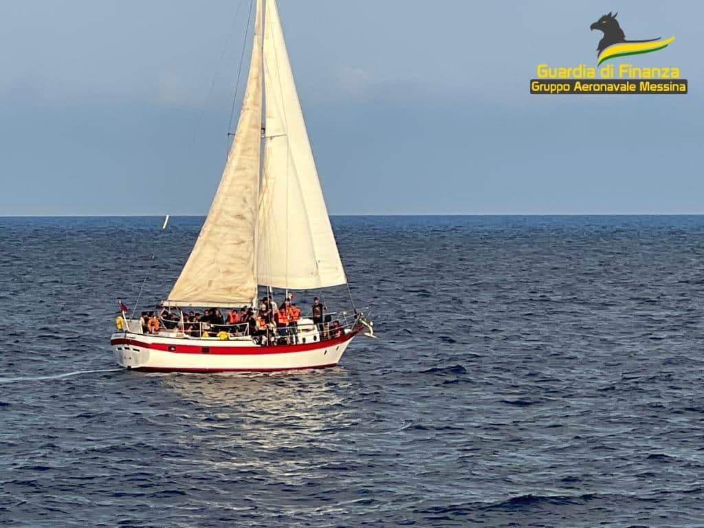 Barca a vela con migranti intercettata al largo di Siracusa, stranieri trasferiti a Catania