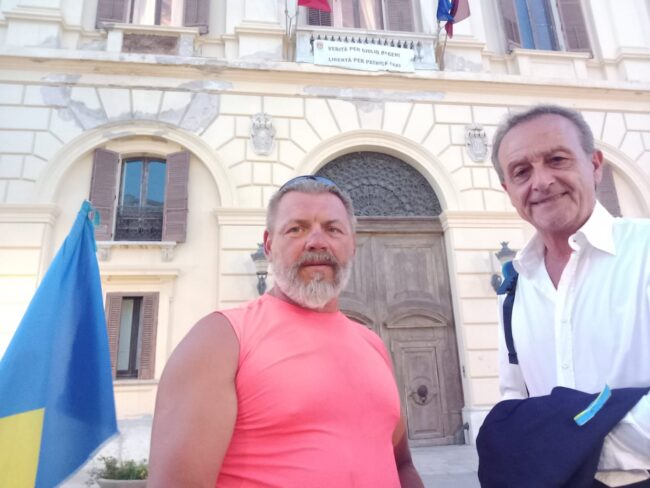 L’ucraino Mykola Zhyryada attraversa l’Italia fino a Trapani in bici per dire “Stop alla guerra”