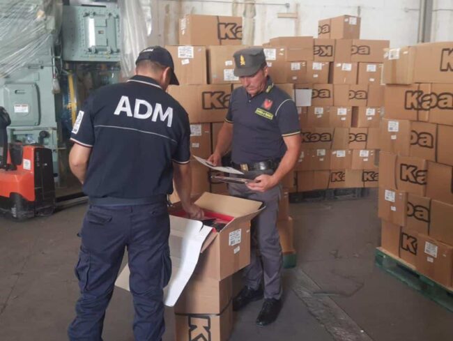 Operazione “Fuori moda”, sequestrati oltre 40 mila capi d’abbigliamento di contrabbando
