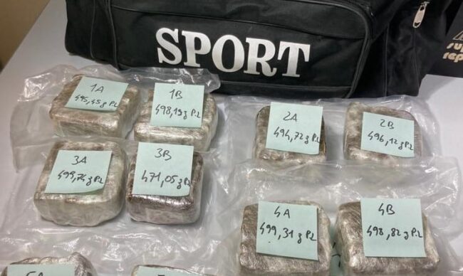 Hashish e cocaina in un borsone, 34enne fugge alla vista degli agenti e li investe