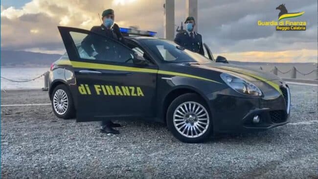 Colti in flagranza di reato padre e figlio: diretti in Sicilia con 43 chili di droga – VIDEO