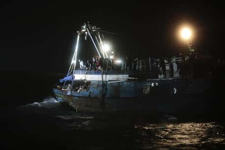 Continuano gli sbarchi a Lampedusa, altri due nella notte: l’hotspot dell’isola al collasso