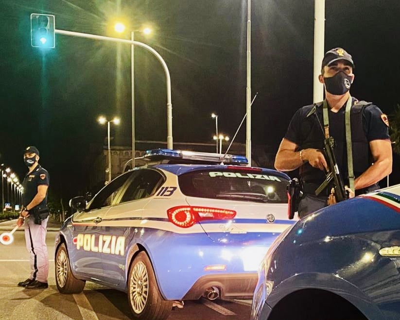 Agli arresti domiciliari ruba uno scooter e si schianta contro un’auto in sosta: in manette 42enne