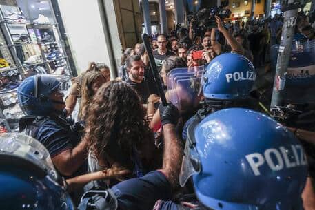 Giorgia Meloni a Palermo, polizia blocca manifestanti in rivolta: un fermo