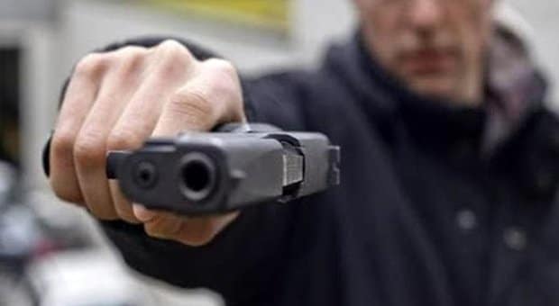 Sparatoria nel Ragusano, esplosi 7 colpi di pistola contro un uomo: trasportato in ospedale