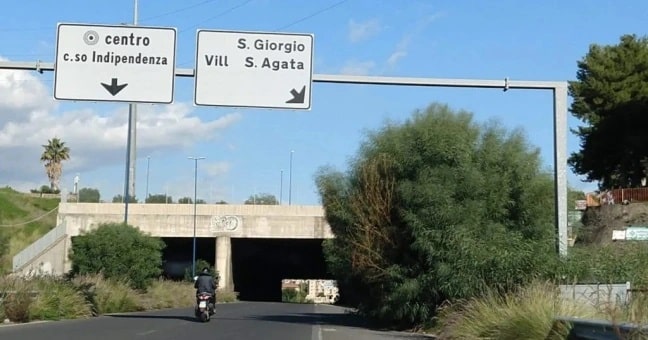 Incidente fatale sull’Asse Attrezzato a Catania: perde il controllo della moto e si schianta, morto 38enne