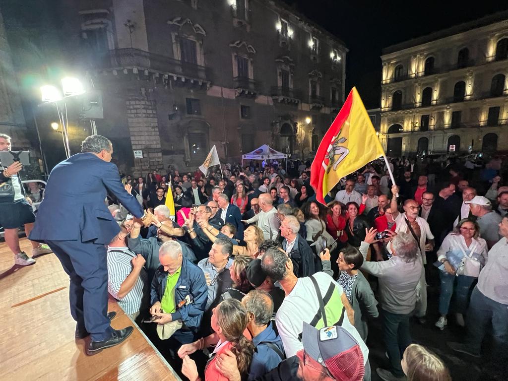 Regionali, bagno di folla a Catania per De Luca che lancia l’ultimo appello a Schifani