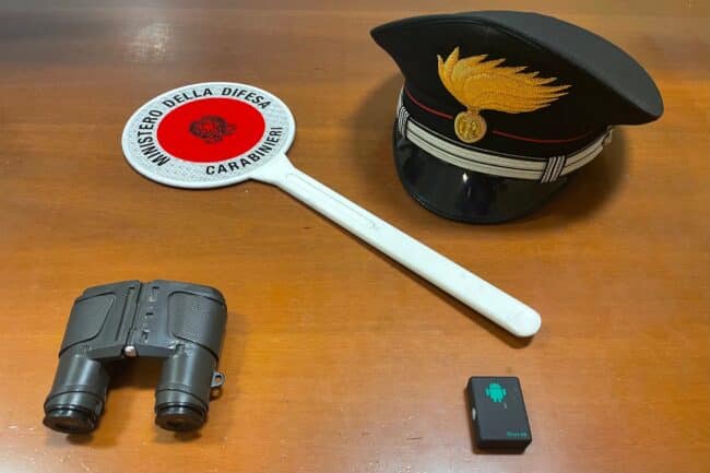 Stalkera ex col binocolo e dispositivo gps: arrestato mentre citofonava con insistenza alla porta della donna