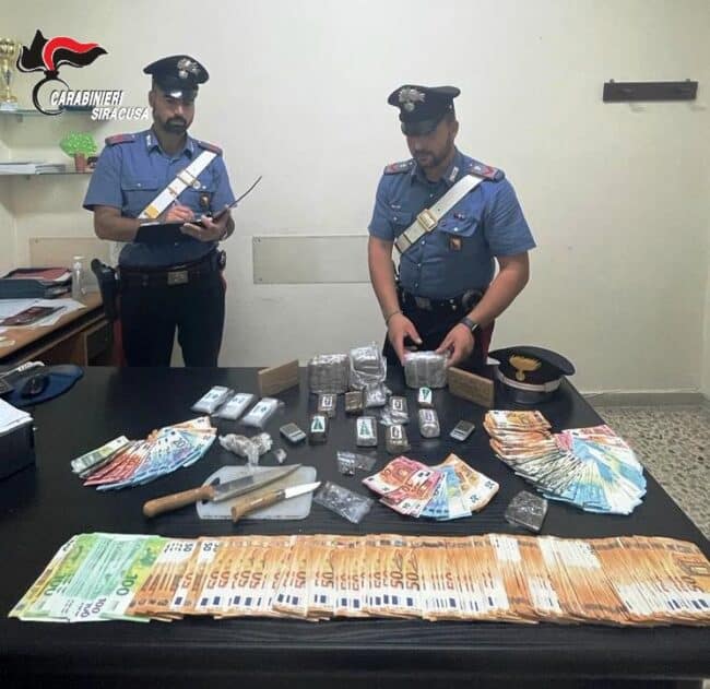 Trovati con tre chili di hashish e 13 mila euro in casa: arrestati un giovane pusher e la sua fidanzata