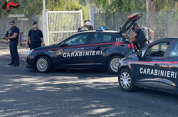 Catania, posti di blocco e controlli: tre denunciati tra chi ruba e coltiva droga in casa