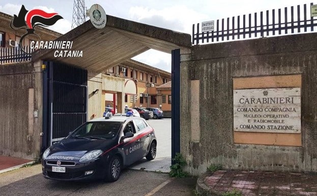Via vai di giovani sotto casa, beccato uno spacciatore nel Catanese: arrestato dai carabinieri