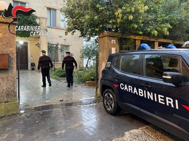 Comunità in fiamme nel Catanese, evacuati 17 ospiti: salvata un’anziana