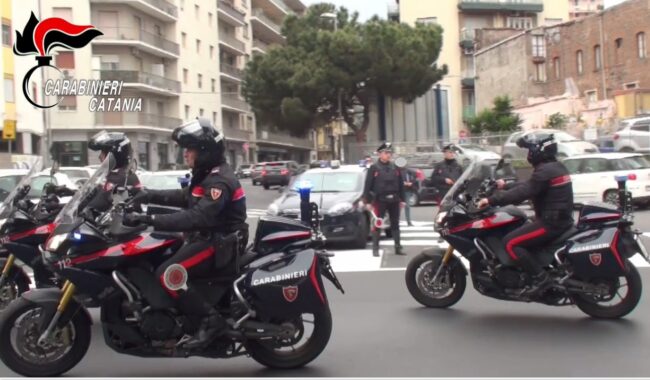 Catania, uomo violento e ubriaco aggredisce la fidanzata per gelosia: donna ferita scappa in lacrime in strada