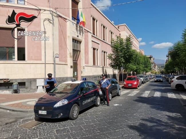 Misterbianco, ladri sorpresi a rubare materiale informatico in una scuola del centro
