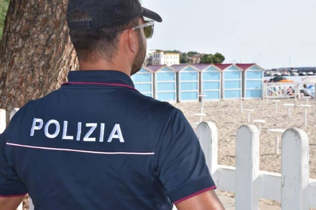 Ruba zaino a turisti in spiaggia, poliziotti si fingono bagnanti e lo incastrano
