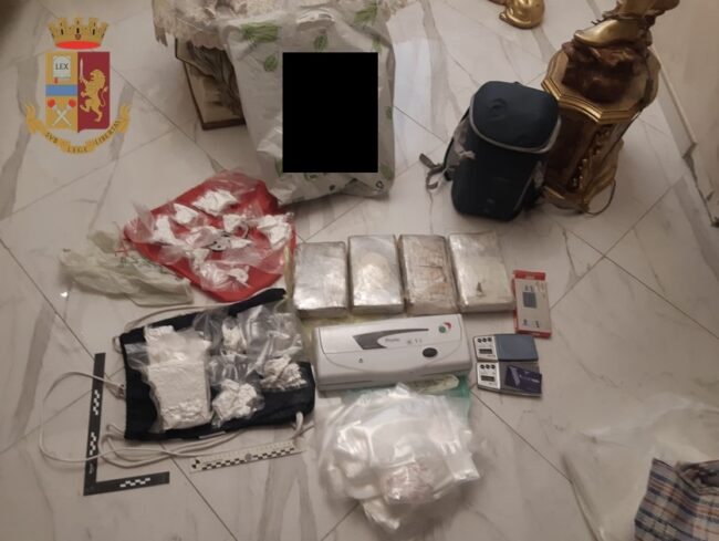 Catania, mirato servizio di osservazione in un’abitazione: scoperto traffico di cocaina, arrestate 2 donne