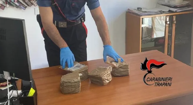 La “soffiata” dei bagnanti, il pacco sospetto e i 4 kg di droga: massiccio ritrovamento in spiaggia