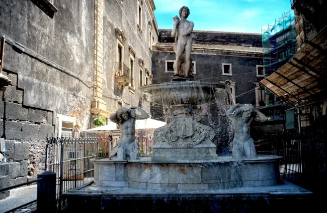 Pescheria di Catania, partono i lavori di restauro della fontana dei Sette canali e la Porta di Carlo V