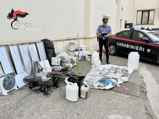 Un laboratorio per la droga sotto una botola nella stanza da letto: arrestata una coppia di pusher