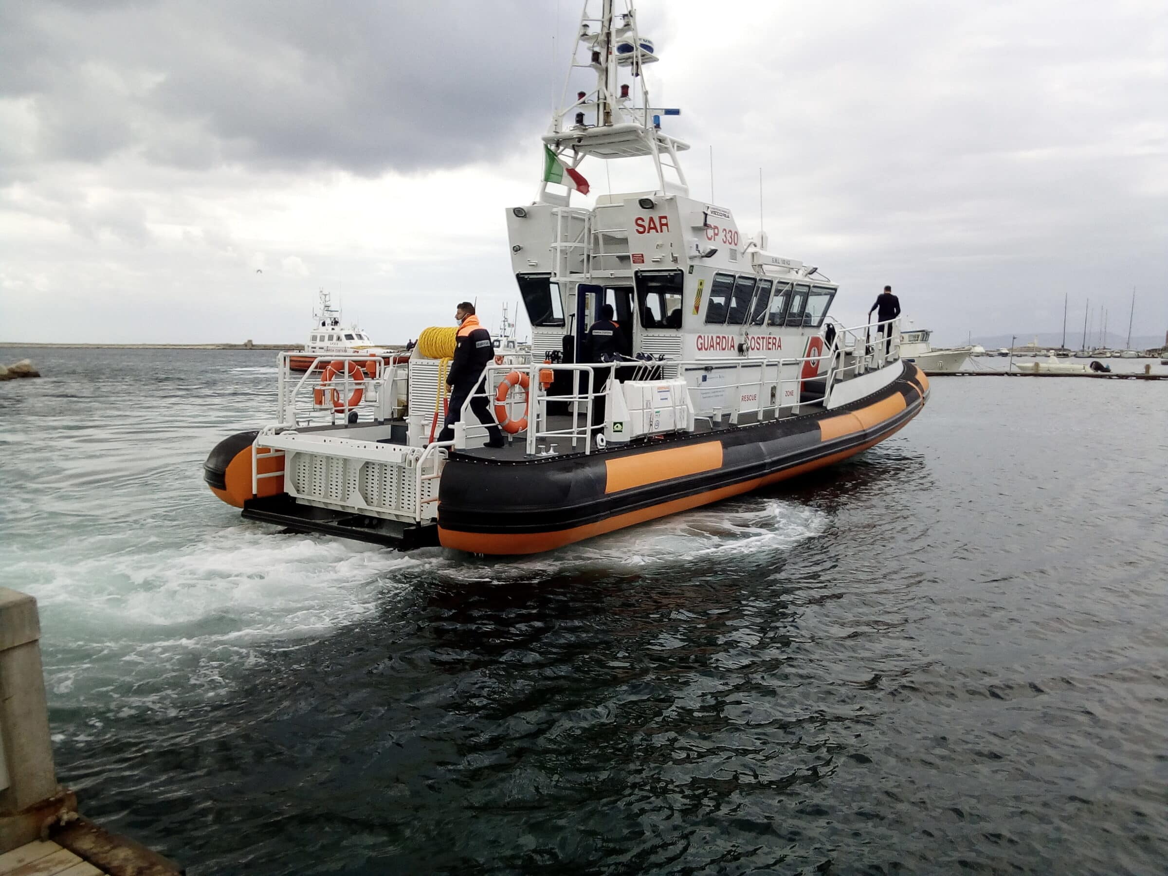 Attimi di paura al largo delle coste trapanesi: 13 turisti salvati da un’imbarcazione in avaria