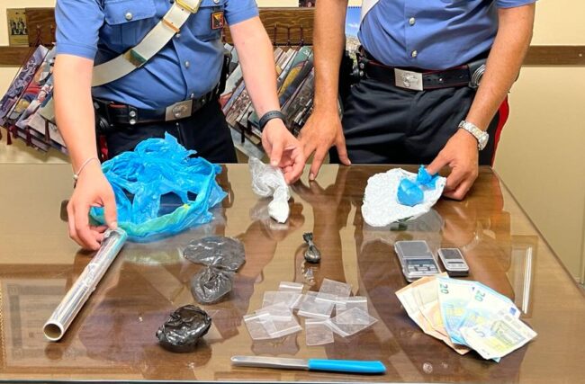 Cocaina e marijuana in casa, 20enne tradito dal suo atteggiamento sospetto: arrestato