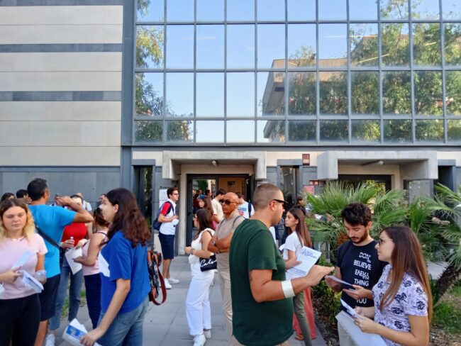Catania in protesta ai test di Medicina: “La pandemia lo ha dimostrato, il numero chiuso va cancellato”