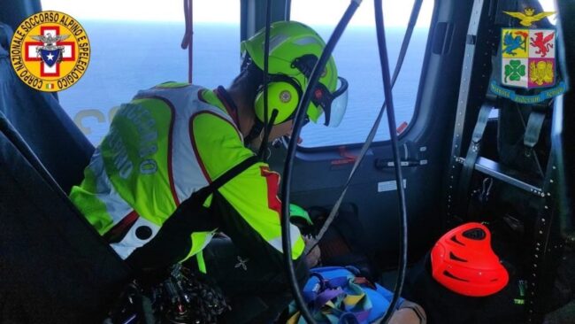 Turista scivola sul sentiero costiero, cade e non riesce più a muoversi: soccorso in elisoccorso