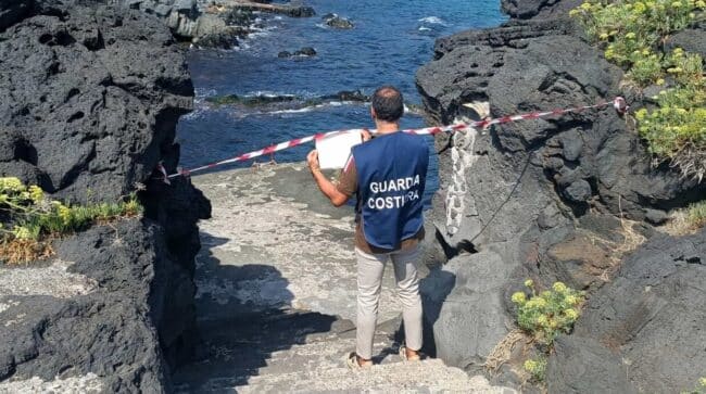 Condomini si appropriano della scogliera di Aci Castello, scatta il sequestro