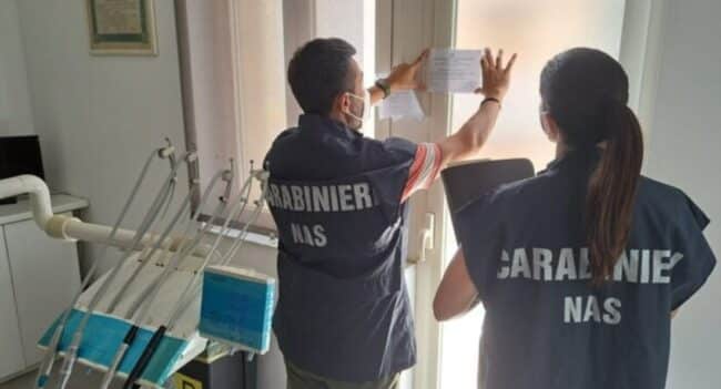 Inganna i pazienti spacciandosi per medico: sequestrato finto studio dentistico nel Catanese