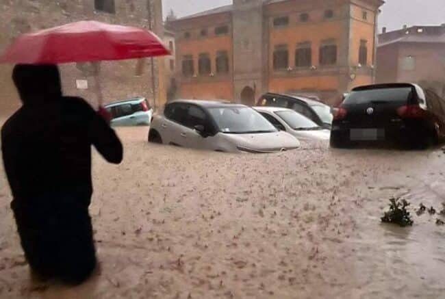 Maltempo, nelle Marche scene apocalittiche: almeno 9 vittime e 4 dispersi, si cerca un bambino