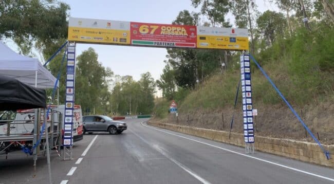 Coppa Nissena, auto va a fuoco durante la gara automobilistica: pilota miracolato, gara sospesa