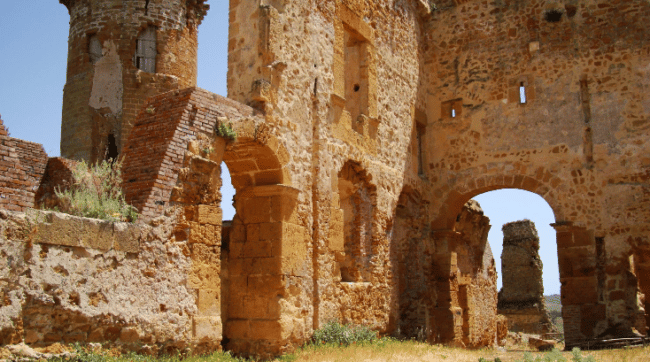 Ladri in azione al castello Poggio Diana, rubato impianto di illuminazione fotovoltaico