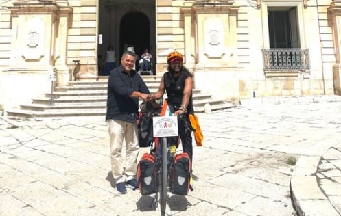 Partito da Calcutta arriva in Sicilia, chi è l’indiano che gira il mondo in bici per sensibilizzare sull’HIV