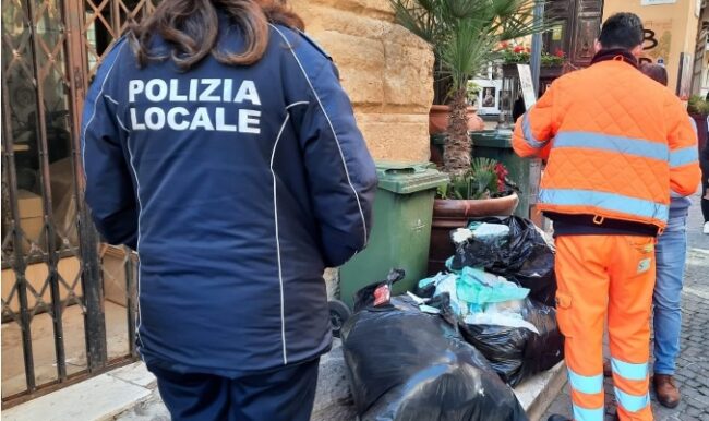 Lanciatori seriali di “munnizza”, elevate sanzioni a cittadini e attività commerciali