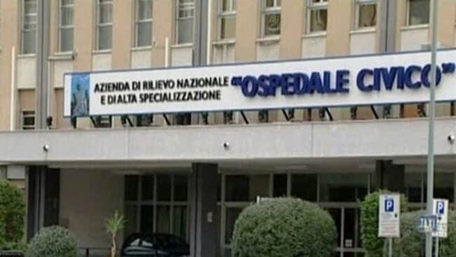 Ubriaco in motorino investe una donna e scappa via: il marito lo blocca