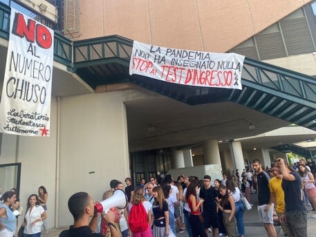 “La pandemia non ha insegnato nulla. Stop ai test d’ingresso in Medicina”: sit in di protesta davanti all’Università di Palermo