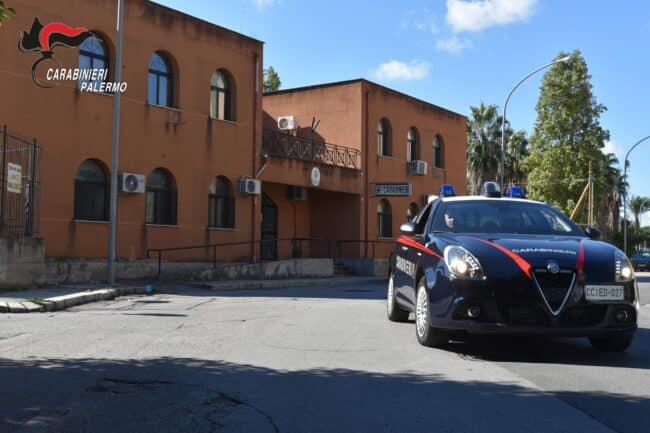 Madre aiutata dalla sorella costringe figlia minorenne a consumare rapporti sessuali a pagamento: 6 indagati
