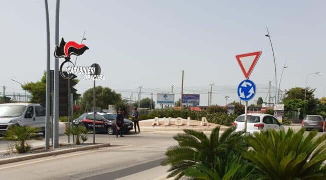 Evade dai domiciliari e aggredisce i carabinieri che lo beccano, arrestato 45enne di Avola