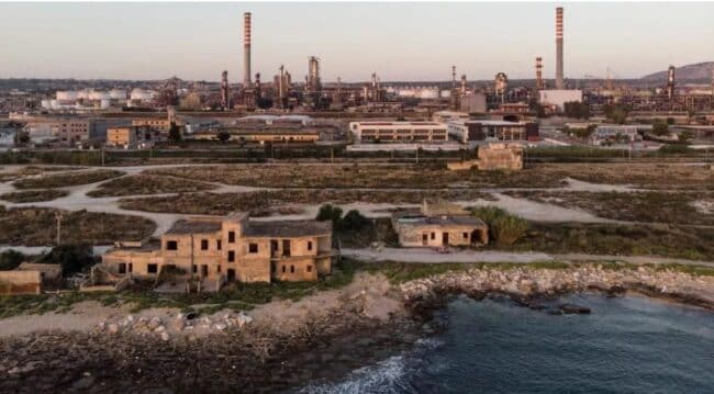 La perizia “gela” sul petrolchimico di Siracusa: aria e mare costantemente inquinati