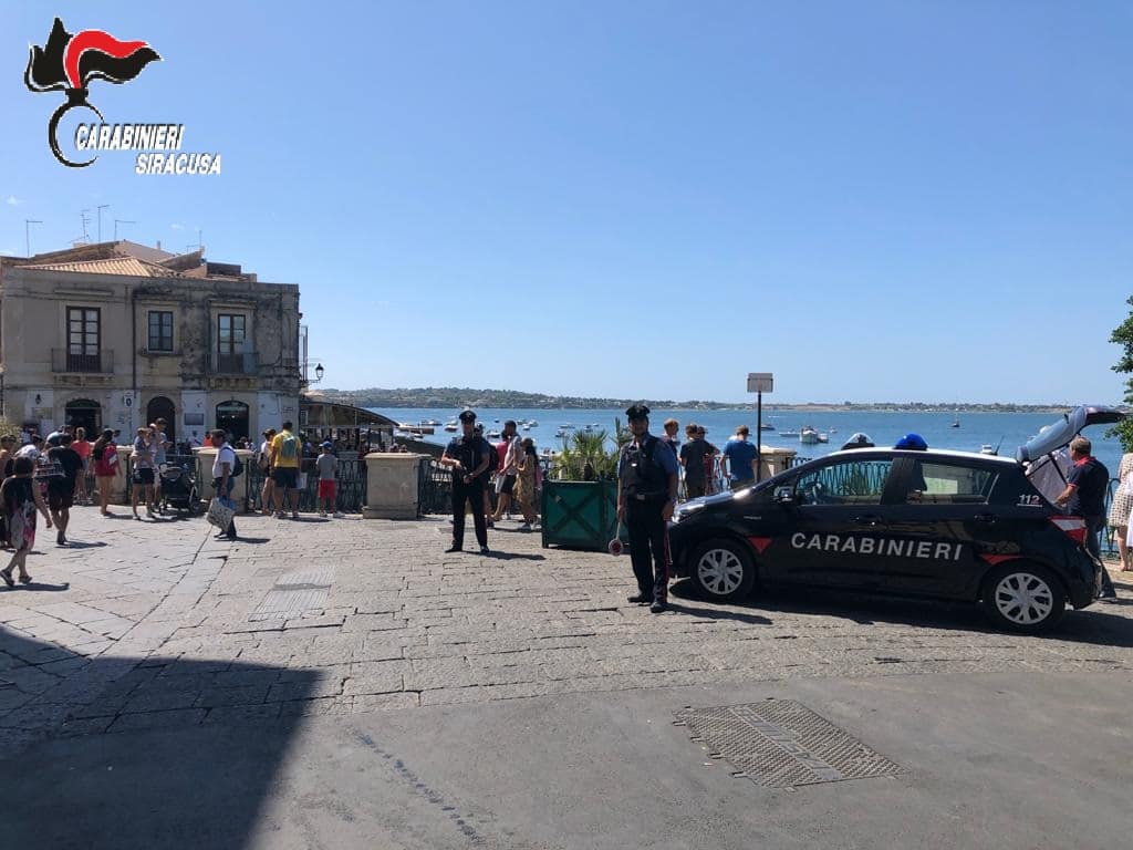 Controlli dei carabinieri sull’isola di Ortigia, nel mirino ristoranti e ape calessino