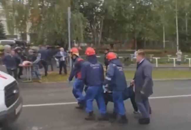 Apre il fuoco in una scuola e si suicida: almeno nove morti tra cui 5 bambini