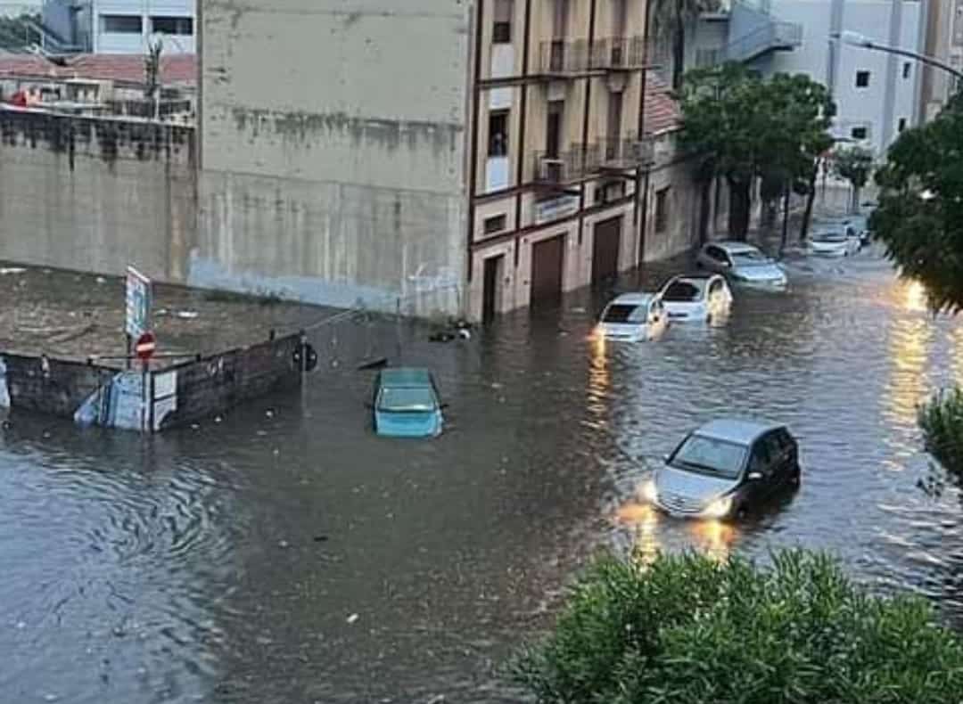 Maltempo, scuole chiuse: “Non uscite di casa”. In Sicilia scatta l’allerta, la pioggia colpisce ancora la provincia di Trapani
